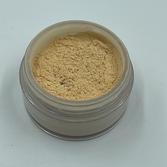 BellaPierre Banana Setting Powder - Picture 3 of 3
